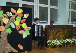 Uczniowie liceum grający na pianinie i akordeonie